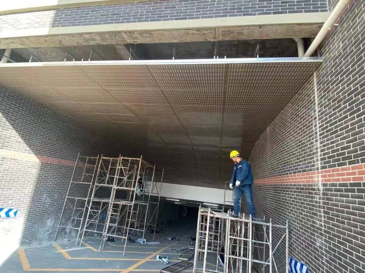 项目公司：涡阳金大地停车场冲孔铝单板吊顶