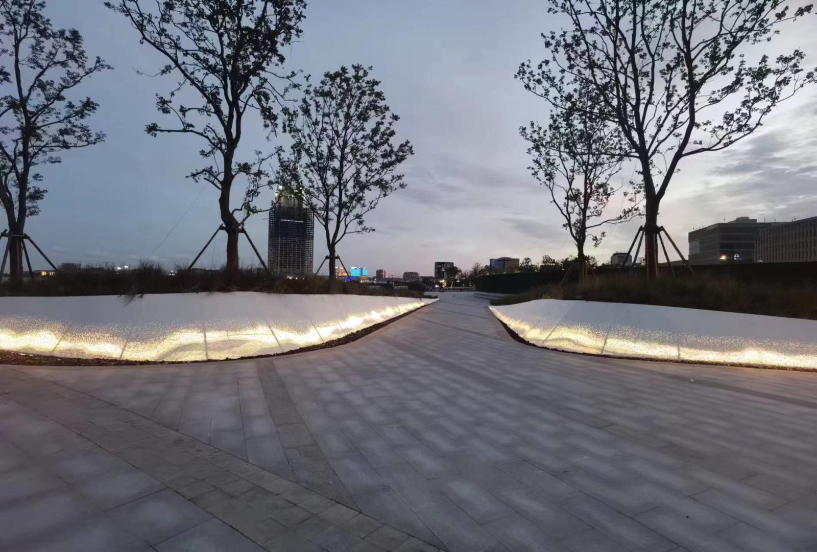 润盈景墙发光铝单板厂家定制上海滴水湖公园草坪花坛围挡冲孔发光铝单板景墙