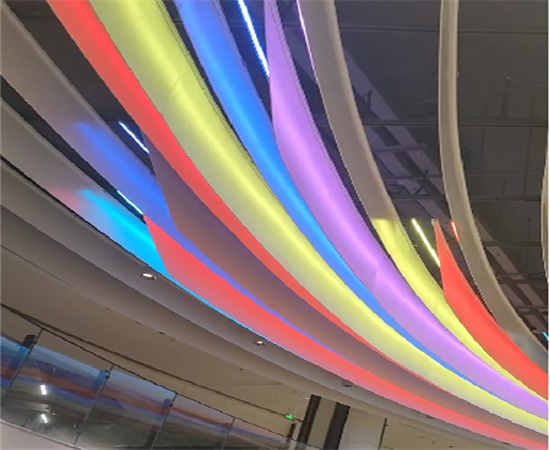 项目公司：上海铝单板生产厂家商场室内彩色发光铝挂片天花吊顶案例