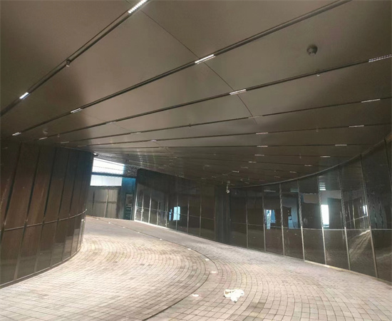 江苏铝单板生产厂家常州小区地下车库入口双曲铝单板吊顶案例